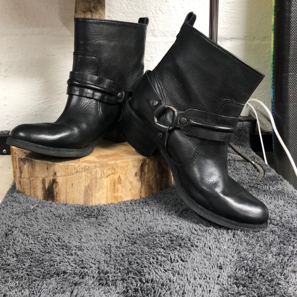 ANTONIO MELANI black leather low top harness boots size 6.5‎